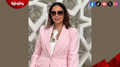 الريش واللون الوردي.. سر جاذبية إطلالة داليا البحيري