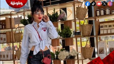 ساندي تتألق بجينز واسع مع قميص من توقيع Miu Miu يخطف الأنظار