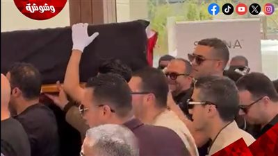 في مشهد مهيب.. جثمان هاني شاكر يصل ملفوفًا بعلم مصر استعدادًا للجنازة