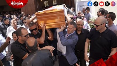 مشهد مهيب في جنازة هاني شاكر.. رامي صبري يلازم النعش حتى الوداع الأخير