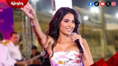 روبي تحتفل بالربيع بإطلالة أنثوية جذابة وفستان قصير مزين بالورود من توقيع Aje
