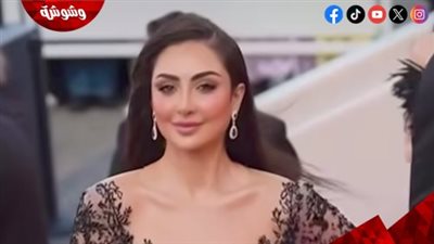 نور الغندور تتألق بإطلالة سوداء ساحرة على السجادة الحمراء في مهرجان كان السينمائي