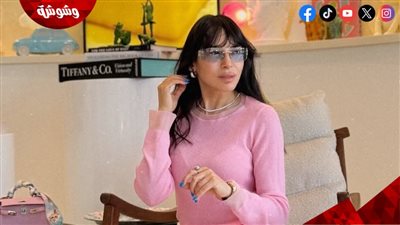 تنورة ترتر وحقيبة هيرميس بـ30 ألف دولار.. تفاصيل إطلالة ساندي الوردية 