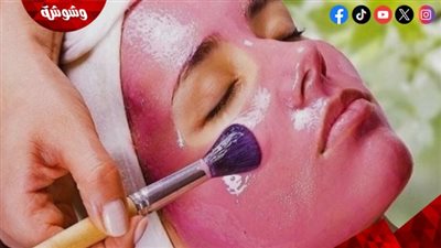 ماسك الكركديه والنشا وماء الورد.. وصفة طبيعية تمنح البشرة نضارة وإشراقة