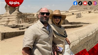     بعد العرض الخاص لـ 7 Dogs.. الممثل Jason Statham  يخطف الأنظار بزيارة الأهرامات مع زوجته 