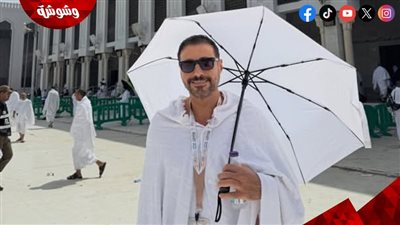 أحمد السعدني يؤدي مناسك الحج برفقة والدته  
