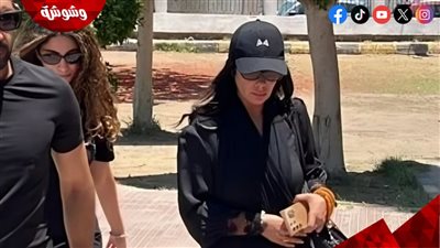 منى زكي تصل مسجد ناصر ببنها للمشاركة في جنازة والدة أحمد حلمي