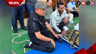 بحزن شديد وانهيار.. حمو بيكا يشيّع جثمان والده من مسجد العمري بالإسكندرية