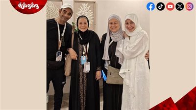 منة شلبي تخطف الأنظار بعد ظهورها بالحجاب أثناء أداء فريضة الحج