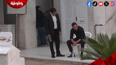 انهيار شقيق سهام جلال في عزائها بمسجد حسين صدقي