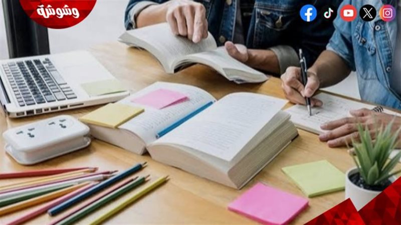 طالبة تذاكر بتركيز
