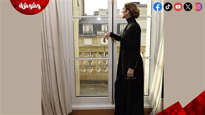 سيلين ديون تستعرض أناقتها بمعطف التوكسيدو الطويل