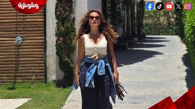 حقيبة بشراشيب وتوب كروشيه.. شيري عادل تتألق بإطلالة شبابية مميزة