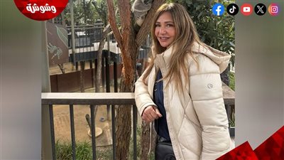 ليلى علوي تكسر نمط أزياء الرحلات التقليدية وتخطف الأنظار في سيدني