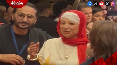 انتصار تخطف الأنظار بالحجاب في العرض الخاص لفيلم صقر وكناريا