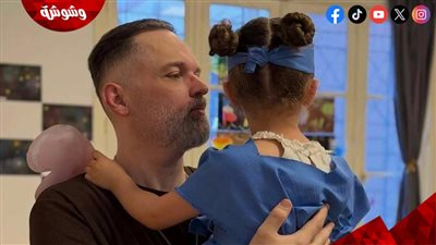 بعد تخرج ابنته من الحضانة.. محمد محمود عبد العزيز يحتفل برسالة طريفة