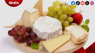 الجبن مع العنب.. هل هو مزيج صحي أم يقلل الفائدة الغذائية؟