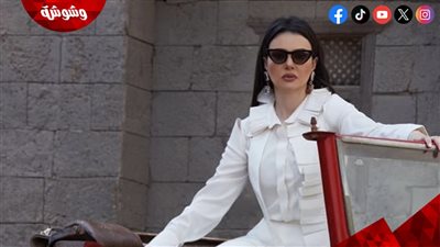 السيارة الكلاسيكية والبدلة المبتكرة.. دينا فؤاد تخطف الأنظار في أحدث ظهور لها