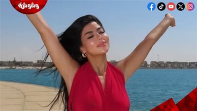 إطلالة صيفية ناعمة.. كارولين عزمي تخطف الأنظار من شواطئ الساحل الشمالي