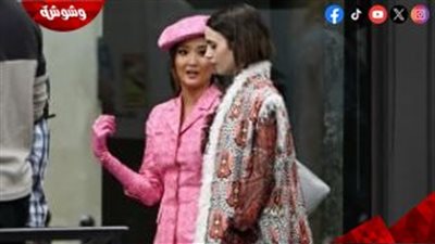ليلى كولينز وآشلي بارك تخطفان الأنظار في كواليس تصوير الموسم الأخير من “Emily in Paris”