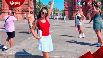 من شوارع برشلونة.. نسرين أمين تتألق بإطلالة كاجوال بألوان علم مصر  