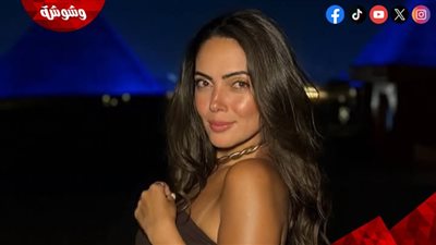 وئام مجدي بإطلالة كاجوال أنيقة أمام الأهرامات