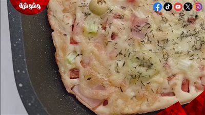 للفطور أو العشاء.. طريقة عمل كريب البيتزا بحشوة الجبن والبسطرمة