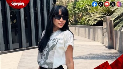 حقيبة كلاسيكية وجوارب شفافة.. تفاصيل إطلالة ساندي
