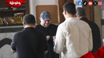  بكاء وانهيار مدحت تيخا في جنازة أحمد جلال عبد القوي