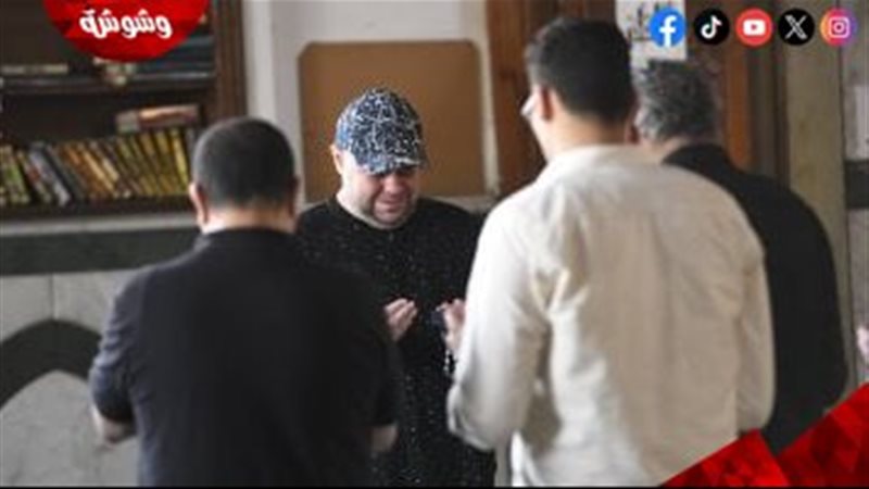  بكاء وانهيار مدحت تيخا في جنازة أحمد جلال عبد القوي