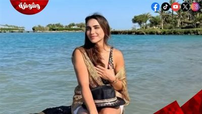 هلا السعيد تستمتع بأجواء البحر بإطلالة جريئة 