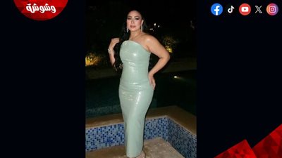 بوسي تتألق بفستان لامع في أحدث ظهور.. وإطلالة أنيقة تخطف الأنظار