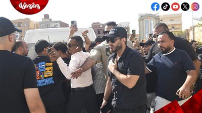     عمرو مصطفى وهنا الزاهد يحرصان على حضور جنازة والد تامر حسني