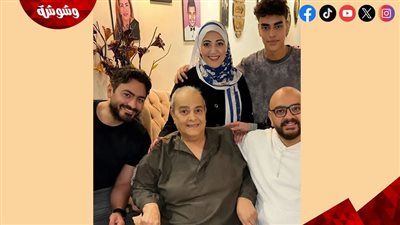 لقطة الوداع.. صورة لتامر حسني مع والده في الأيام الأخيرة تتصدر التريند