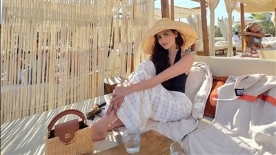 بإطلالة صيفية راقية.. مي عمر تتألق بحقيبة فاخرة تتجاوز 170 ألف جنيه