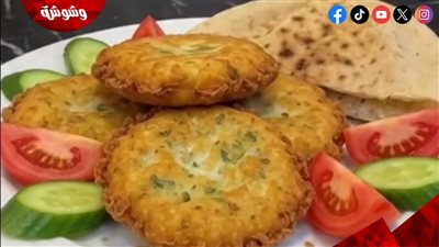 طريقة عمل أقراص الباذنجان والبطاطس بالبيض.. فطار سريع ومغذي