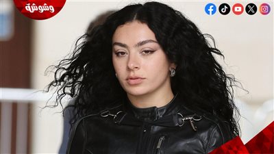 تصرف مفاجئ من شارلي إكس سي إكس تجاه أحد معجبيها (فيديو)