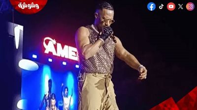 من تغيير الحذاء على المسرح إلى القناع.. لقطات مثيرة للجدل في حفلات محمد رمضان 