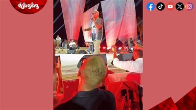 فين اللي عامل شعره؟.. عمرو دياب يمازح أحد الحضور في حفل رأس الحكمة