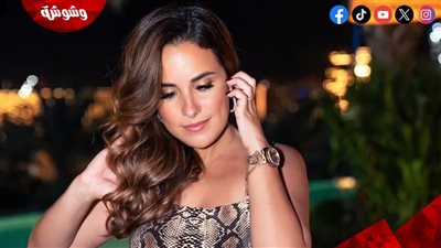 من نقوش الثعبان للبنطال الأسود.. شيري عادل تتألق بستايل مختلف