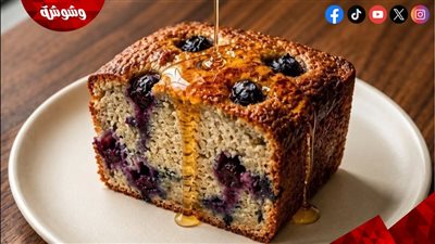 كيكة الموز والتوت بدون دقيق.. وصفة خفيفة بطعم شهي وسهلة التحضير