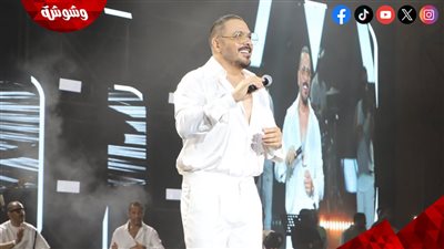 معجبة تهدي رامي عياش هدية خاصة قبل صعوده على مسرح الساحل الشمالي