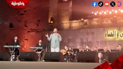 علي الحجار يبدأ حفل مهرجان القلعة بأغنية “المال والبنون” 