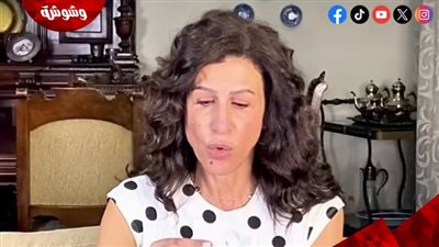 أمينة شلباية توضح الطريقة الصحيحة لرمي العلكة وفقًا لقواعد الإتيكيت