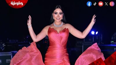 بوسي تتألق بإطلالة مرجانية ساحرة.. فستان أنيق ومجوهرات ماسية فاخرة