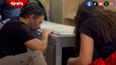 لحظات مؤثرة.. خضر محمد خضر بجوار نعش طليقته ياسمين ابنة نجلاء فتحي 