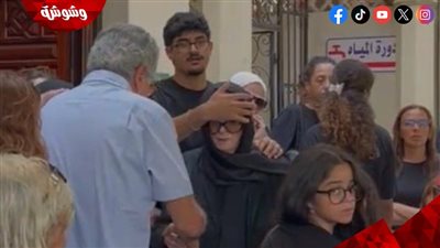 انهيار ابنة ياسمين أبو النجا في جنازة والدتها الراحلة 