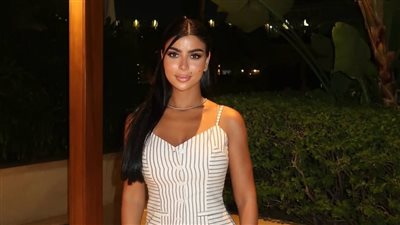 كارولين عزمي في أحدث إطلالاتها.. أناقة عصرية وسعر حقيبة «Lady Dior» يلفت الأنظار