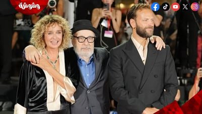 فاليريا جولينو تتألق بإطلالة سوداء لافتة في ثاني أيام مهرجان فينيسيا السينمائي
