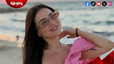 مي عز الدين تتألق بإطلالة وردية في أحدث ظهور لها على البحر